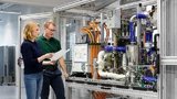 Bosch hatte kürzlich eine Kooperation mit Powercell angekündigt, einem schwedischen Hersteller von Brennstoffzellen-Stacks. Bis spätestens 2022 will man diese gemeinsam auf den Markt bringen.