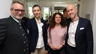 Gastgeber und Verlagsleiter Matthäus Hose (rechts) hatte geladen. 140 Teilnehmer folgten dem Aufruf. Darunter Michael Marwell, Sabine Haas (beide DigiKey Electronics) und Maria Fritz (Western Digital).
