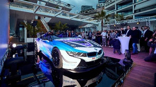 BMW i8 Roadster Safety Car von vorne rechts