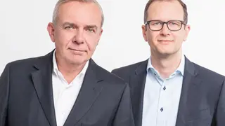 Moio: Intelligentes Pflaster für die Pflege Elevator Pitch: » Unser System unterstützt Pflegende bei ihren täglichen Aufgaben. Das Moio ist ein kleines, weiches und flexibles Sensormodul, das in einer Pflastertasche von Pflegebedürftigen am Rücken ge