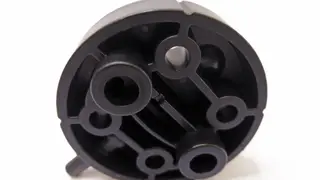 Eines der Schlüsselbauteile des Geräts: Der Ventilblock bestehend aus einem lasertransparenten und einem laserabsorbierenden Kunststoffelement - fest verschweißt und getestet für Drücke bis 400 bar.