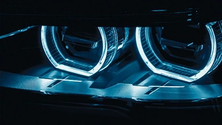 Fahrzeugscheinwerfer im Abblendlichtmodus