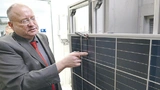 Über ein Gebläse wird das Panel einer Luft-Sand-Mischung ausgesetzt. Die Folge können blindgeriebene Frontgläser sein, die den Wirkungsgrad senken (rechts)