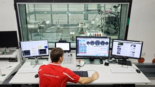 Kontrollzentrum zur Prüfstandsbedienung im neuen Antriebsprüfgebäude, Porsche Entwicklungszentrum Weissach