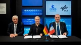 Prof. Hansjörg Dittus, DLR-Vorstand, Prof. Pascal Ehrenfreund, DLR-Vorstandsvorsitzende und Jean-Yves Le Gall, CNES-Präsident.