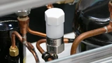 Sensor zur Vibrationserfassung von TE Connectivity. Neu ist der Funkchip zur Datenübertragung unter der Kunststoffabdeckung.
