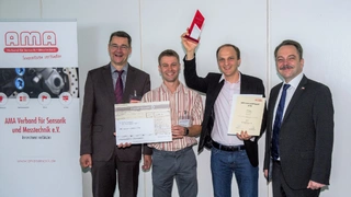 Am ersten Messetag wurde der AMA Innovationspreis verliehen. Gewonnen hat das Start-Up Senorics, eine Ausgründung der TU Darmstadt. Siegerpokal und einen Scheck über 10.000 Euro nehmen Dr. Ronny Timmreck (Mitte rechts) und CTO Dr. Robert Brückner (Mi