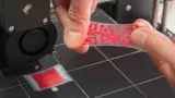 3D-gedruckte Formgedächtnispolymere ermöglichen die Herstellung von QR-Codes, beispielsweise um plagiatsgefährdete Waren zu kennzeichnen. 