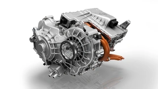 ZF hat einen neuen 2-Gang-Elektroantrieb für Pkw vorgestellt, der eine neu entwickelte elektrische Maschine mit einem Schaltelement und passender Leistungselektronik integriert.