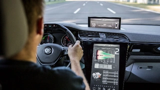 Im zweiten Gang (Display Mittelkonsole) ist der Elektroantrieb bei höheren Geschwindigkeiten deutlich effizienter, als eine feste Übersetzung für den gesamten Drehzahlbereich.