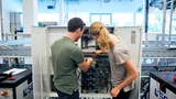 Stefan Oberleitner, Wissenschaftliche Hilfskraft und Franziska Wilfinger, Werkstudentin überprüfen anliegende Spannung an einem experimentellen Gebäudeverteiler.