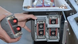 Stäubli CombiTac System wird am Batterie-Paket installiert.