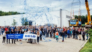 Freude bei Delo: Der Klebstoffhersteller hat den Weltrekord für das schwerste mit Klebstoff gehobene Gewicht geknackt.