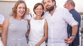 Auch die MitarbeiterInnen der Agentur Lorenzoni schauten zum Feiern vorbei: Sabine Hausner, Christine Schulze und Jonas Walleczek.