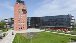Wie ein Relikt aus einer alten Zeit ragt der denkmalgeschützte Tower hervor. 21 Jahre stand dieser leer. Kein Investor wollte hier landen, zwischenzeitlich gab es sogar den Plan, den 35 Meter hohen Kontrollturm komplett umzusiedeln. Das wurde verworf