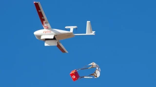 Moderne Drohne können Leben retten, wie hier beim Zipline-Projekt durch den schnellen Transport von Blutkonserven auch bei unwegsamen Gelände oder einem schlecht ausgebauten Straßennetz.