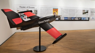 Genauso gehören aber auch militärische Einsätze zum Anwendungsspektrum. Das Bild zeigt eine autonome Flugzieldarstellungsdrohne vom Typ Airbus Do-DT 25, die zum Luftkampf-Training eingesetzt wird.