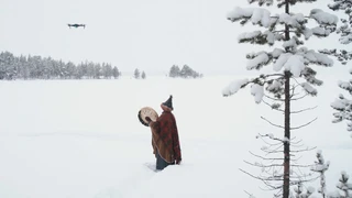 Gleichzeitig nutzen Protestbewegungen und Künstler die neue Technik für ihre Zwecke. In der mit Hilfe von Drohnen erstellten Video-Installation „Litte ja Goabdda (Drones and Drums)“ etwa wird der Kampf der nordskandinavischen Sami gegen ein Bergbaupr