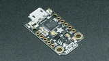 Bild 2. »3500 Trinket M0« mit Abmessungen  von lediglich 27 mm × 15,3 mm × 2 mm und analogen I/Os.