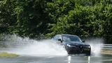 Alfa Romeo Giulia mit PreviewESC in nasser Kurve
