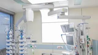 Zirkadianes Licht an einem der zwölf Patientenbetten der Neurointensivstation des Universitätsklinikums Erlangen