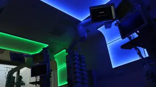 Bei farbiger Koronabeleuchtung strahlt das Licht seitlich ein