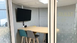 Ein Huddle Room ist ein kleiner Meetingraum für kleine Teams, der zusätzlich für Präsentationen, Videokonferenzen und Kundengesprächen genutzt werden kann