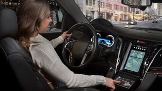 Durch die Tiefenwirkung der 3D-Anzeige soll der Autofahrer wichtige Informationen schneller erfassen.