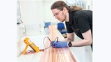 Flexible Leiterplatten – hier beim Test der Isolation zwischen den Leiterbahnen – können komplexe Kabelbäume ersetzen und lassen sich in oder um Fahrzeugkomponenten montieren