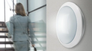 Die LED-Wand- und -Deckenleuchten der Serie Alma von Esylux eignen sich besonders für die Modernisierung von Fluren, Treppenhäusern und Foyers in öffentlichen Gebäuden. Eine optional integrierte, unsichtbare Bewegungs- und Lichtsensorik gewährleistet