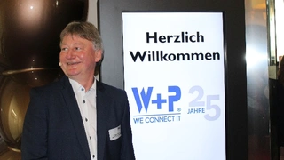 Geschäftsführer Jürgen Weber freut sich sichtlich über den schon 25 Jahre währenden Erfolg von W+P.