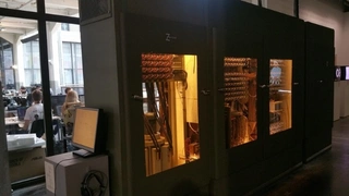Der Kultrechner Z22 von Konrad Zuse aus dem Jahr 1957 in der Ausstellung Code 2 im ZKM. Der Röhrenrechner besteht aus 415 Röhren, 2400 Dioden, zwei Magnettrommelspeichern und einem Ferritkernspeicher. Außerdem gehören dazu eine externe Kühlanlage, ei