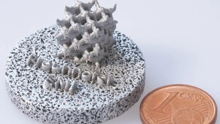 Bei der Openpore-3D-Hybridtechnologie wird Aluminium-Digitaldruck mit einem offenporigem Aluminium-Bauteil kombiniert.