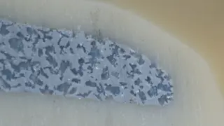 Mediendichtes, form- und kraftschlüssiges, in seinen Eigenschaften einstellbares Metahybrid-Verbundteil, hergestellt im Spritzgießverfahren aus Polymer und Metalleinleger aus offenporigem Aluminiumguss.