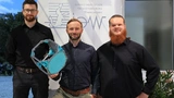 Das Erfinderteam Maximilian Heinz (links), Nico Günzel (Mitte), Robert Balduhn (rechts) mit einem ihrer Modul-Container Beck