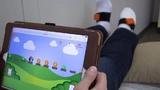 Das Computerspiel wird mit den Füßen gesteuert und hilft so, Thrombose vorzubeugen.