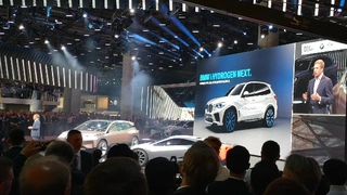 BMW-Chef Oliver Zipse will bis 2021 insgesamt eine Million elektrifizierte Fahrzeuge auf die Straße bringen. Neben batterieelektrischen Fahrzeugen arbeitet BMW auch an Brennstoffzellenantrieben.