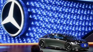 Daimler-Boss Ola Källenius präsentiert die neue vollelektrische S-Klassen-Studie EQS und weist darauf hin, dass Daimler bereits 20 elektrifizierte Fahrzeuge (batterieelektrisch und Hybrid) im Sortiment hat.