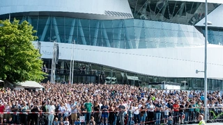 Rund 12.500 Besucher fanden sich auf der »Vision Smart City« ein, um sich über die Verkehrskonzepte zur Mobilität der Zukunft zu informieren. Von hier aus verfolgten sie den unbemannten Flug des Volocopter. 