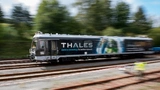 Ein Triebwagen von Thales ist auf einer Testfahrt im Bahnhof Schlettau unterwegs. Der Zug wird über den neuen Mobilfunkstandard 5G ferngesteuert. Dazu hat Vodafone eine der ersten 5G-Stationen Deutschlands auf dem Bahnhof in Schlettau errichtet. 