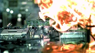 Laut Erfassungen des Statistischen Bundesamtes und des Instituts für Schadensforschung (IFS) beginnen 30 Prozent aller Brände in elektronischen Geräten.