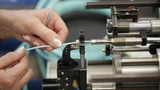 Höchste Präzision, wie hier beim sog. Cable Preparing des Netzwerkherstellers trans data elektronik. Vor der eigentlichen Steckerkonfektionierung erfolgt die maschinelle Vorbereitung des Kabelendes. Kabelmantel und Buffer werden abgemantelt und das K
