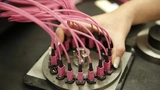 Bild 2. Das Polieren der Stecker ist absolute Präzisionsarbeit. Auf den Nanometer genau werden die Faserendflächen unter Einsatz von Diamant- oder Aluminiumoxidfolien auf Spezialmaschinen poliert.