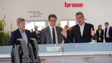 Kurt Sauernheimer, Vorsitzender der Geschäftsführung der Brose Gruppe (rechts), erläutert Bundesverkehrsminister Andreas Scheuer (Mitte) und VDA-Präsident Bernhard Mattes (links) die Möglichkeiten von Bild- und Videoprojektionen, die Brose künftig di