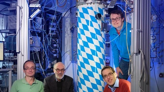 Dr. Achim Marx, Prof. Dr. Rudolf Gross, Dr. Frank Deppe und Dr. Kirill Fedorov (vlnr) haben am Walther-Meißner-Institut (WMI) der Bayerischen Akademie der Wissenschaften erstmalig ein LAN für Quantenkommunikation realisiert.