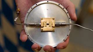 Am Walther-Meissner-Institut (WMI) entwickelter Quantenschaltkreis, mit dem verschränkte Mikrowellen-Zustände erzeugt werden können.