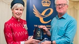 Keith Moore nimmt den United Kingdom's Queen’s Award entgegen. 