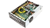 nten sind die beiden waagerecht montierten Messkarten und darüber das ITX-Motherboard zu sehen. Angebunden sind die Karten mit flexiblen PCIe-Kabeln. Durch das Motherboard verdeckt sind der Star-Hub sowie die rückseitigen Lüfter. Die Metalllaschen de