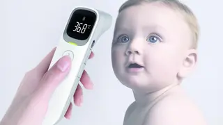 Die Gestaltung des Infrarot-Thermometer »Infrared Thermometer« von Ningbo Lead Medical Technology übernahm Shenzhen AOJ Medical Technology. Es verfügt über lediglich eine Bedientaste und über ein großes Display, was die Handhabung besonders einfach m