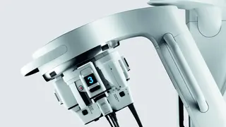 Durch die Kombination aus Robotik, stereoskopischer 3D-HD-Visualisierung und intuitiven Bedienelementen fungiert das »da Vinci SP-Chirurgiesystem« wie eine natürliche Erweiterung der Augen und Hände des Chirurgen. Benutzerfreundlichkeit, Ergonomie, E